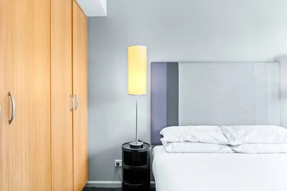 Sleek 1-bed by Jubilee Park With Pool - photo 2