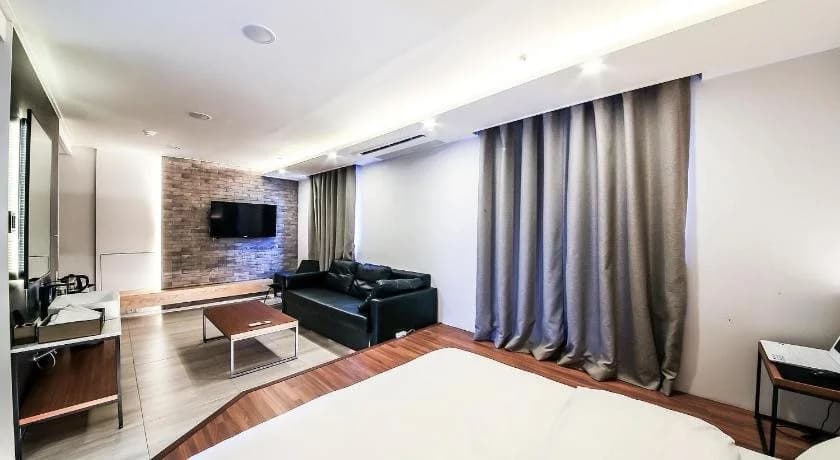 Blvd Hotel - photo 49