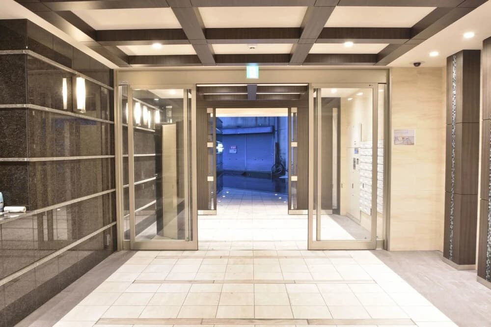 HR Front Regal Namba West - photo 16