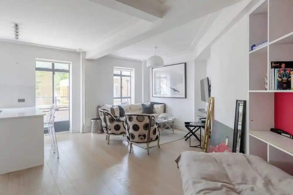 Sleek & Stylish 1BD Flat w/ Balcony - Kings Road - photo 5