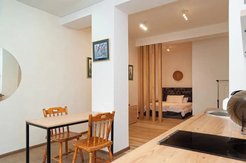 Cute Ground Floor with Free Parking - photo 2