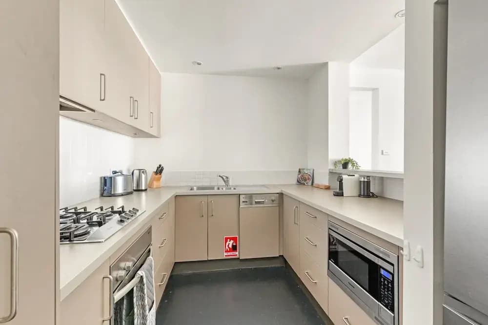 2-bed Harbourside Home With Views in Fab Location - photo 12
