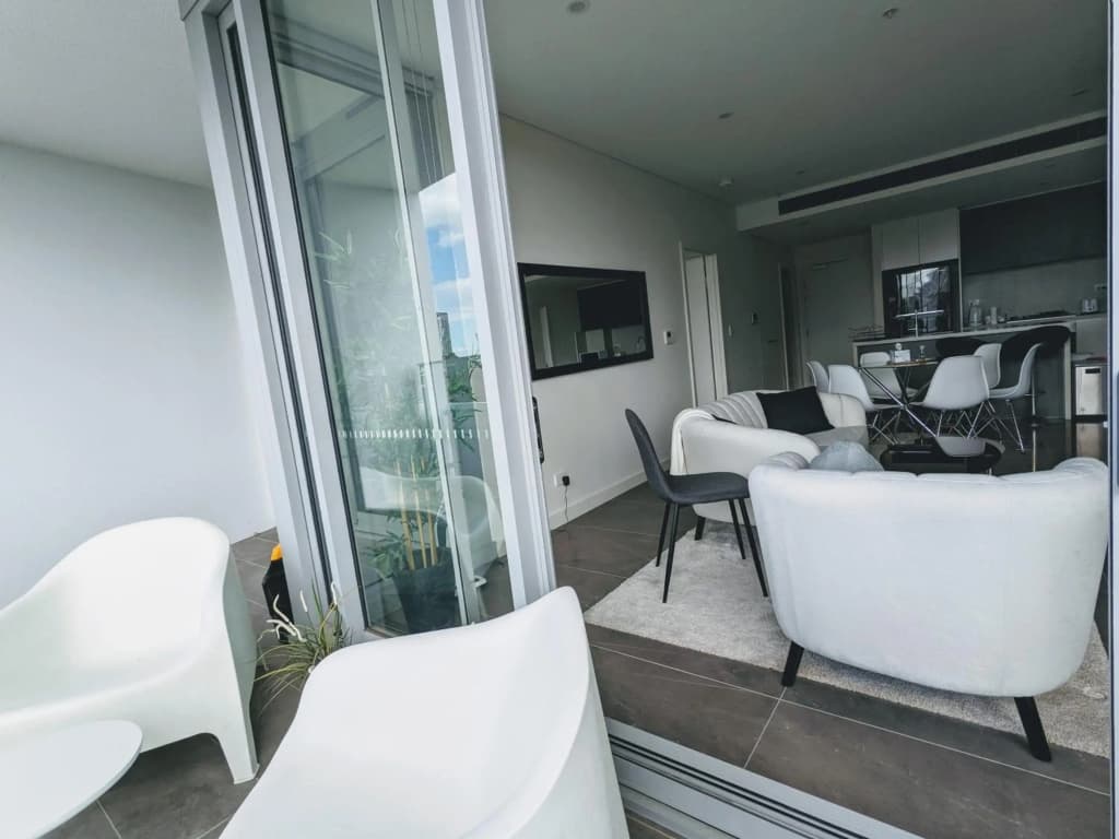 Luxury 3-bed 2-bath, balcony, with pool included, NO PARTIES! - photo 5
