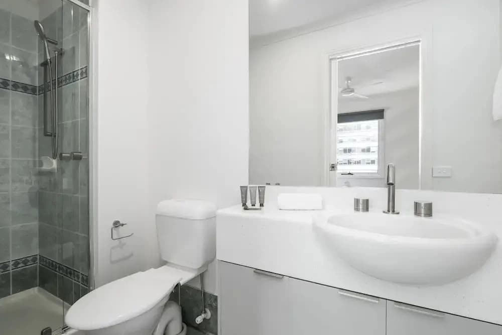 Spacious 3-bed Apartment in Melbourne CBD - photo 8