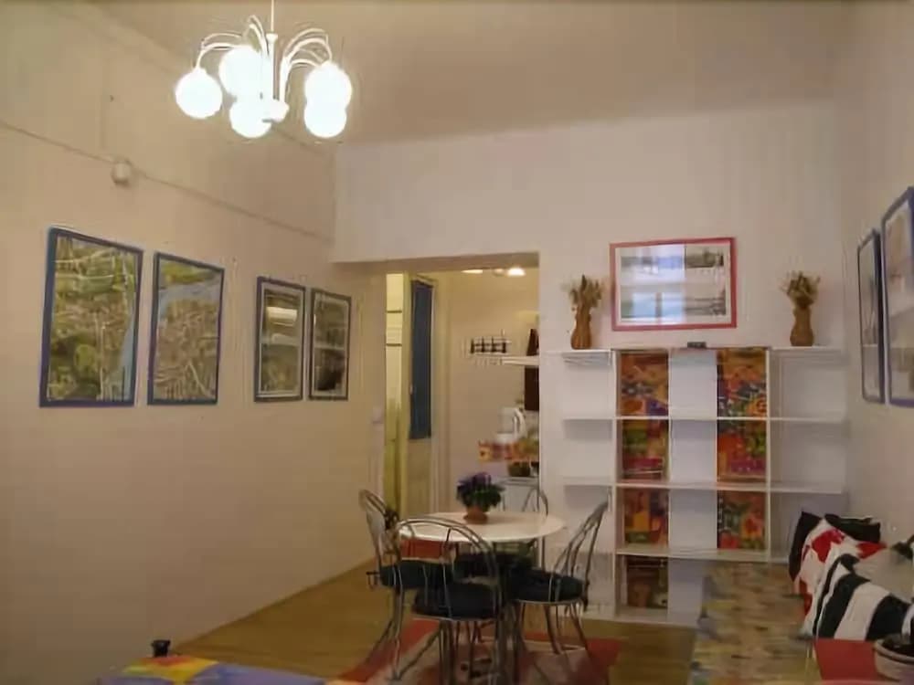 Ron's Rainbow Guest House - photo 10
