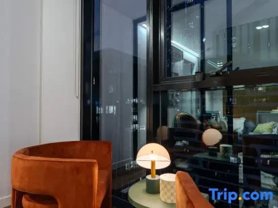 High-Rise CBD Apt L50 | Luxe City Views + Parking - photo 2