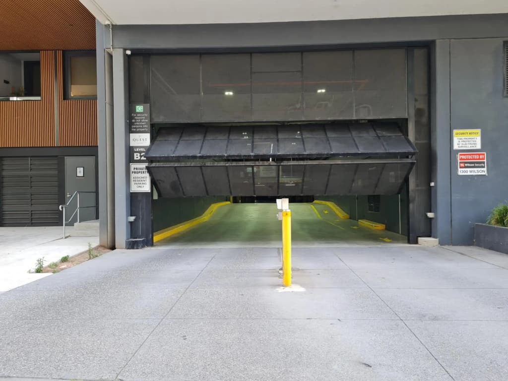 Rooftop 2BRapt in Abbotsford+King bed+WIFI+Parking - photo 1