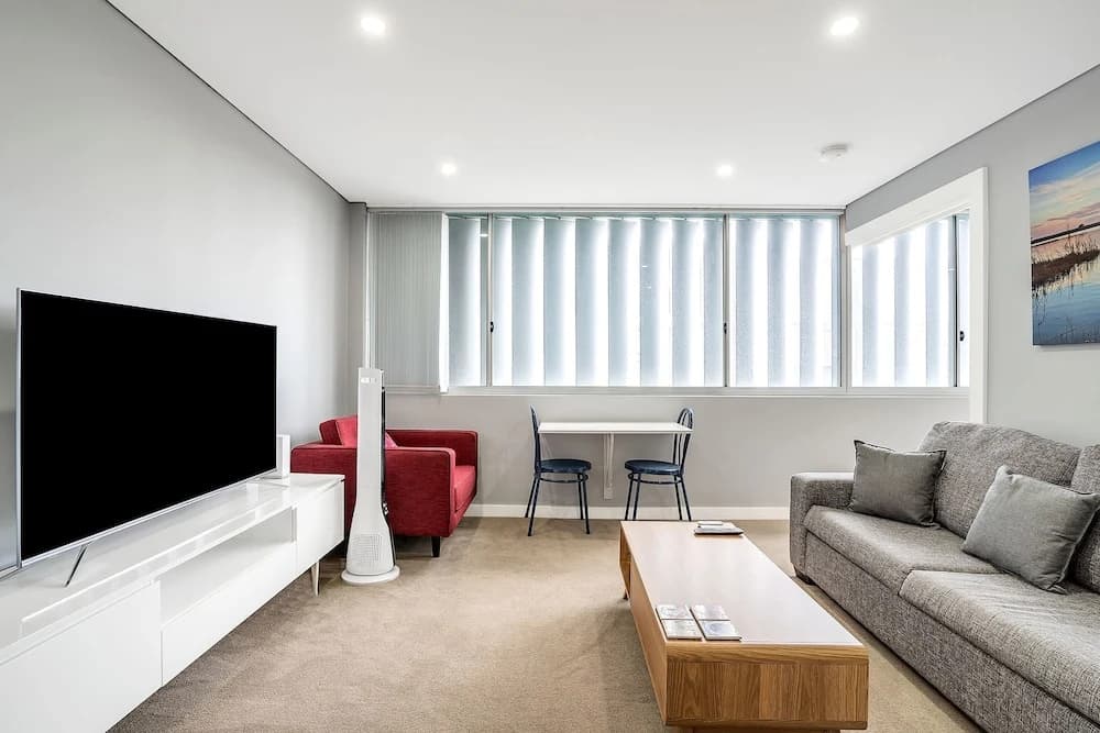 Bright 1 Bedroom Unit in the Heart of Manly - photo 3