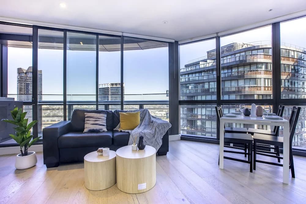 Docklands high level 1 Bedroom Apartment with pool by KozyGuru - photo 3