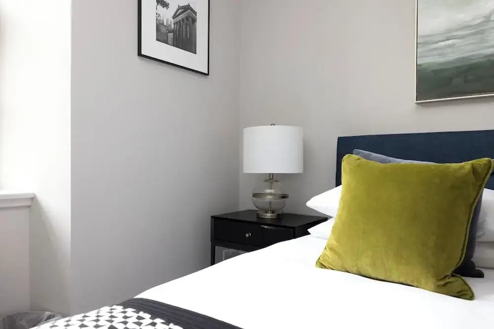Stylish 2-bed flat in New Town - photo 7