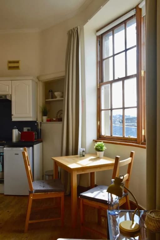 Sophisticated and Bright One Bed in Leith - photo 6