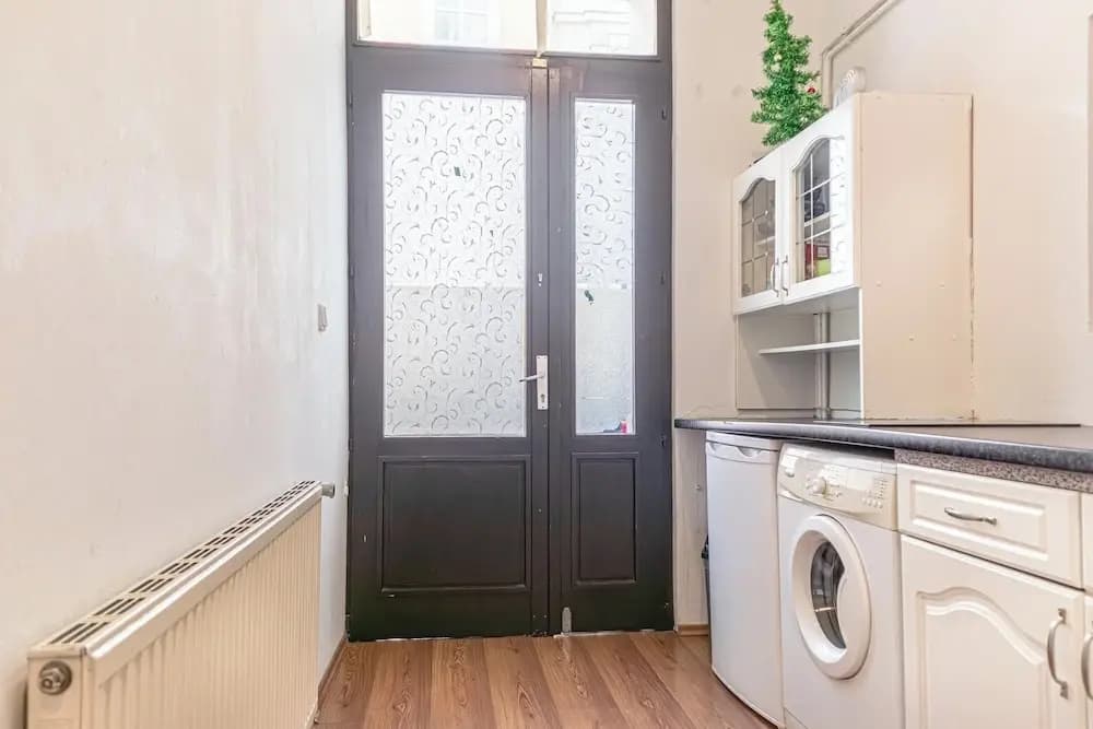 Bright 1BR Apt Perfect for Long Stays - photo 4