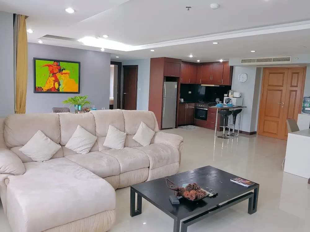 A Large 2 BR-3 Baths 207 Downtown - photo 2