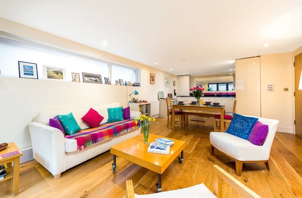 Charming Hackney Apartment with Garden - photo 10