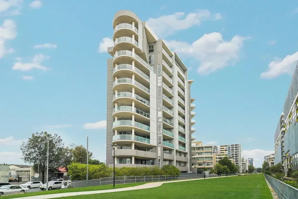 Kozyguru | Mascot | 2 Bed Apt + Free Parking - photo 1