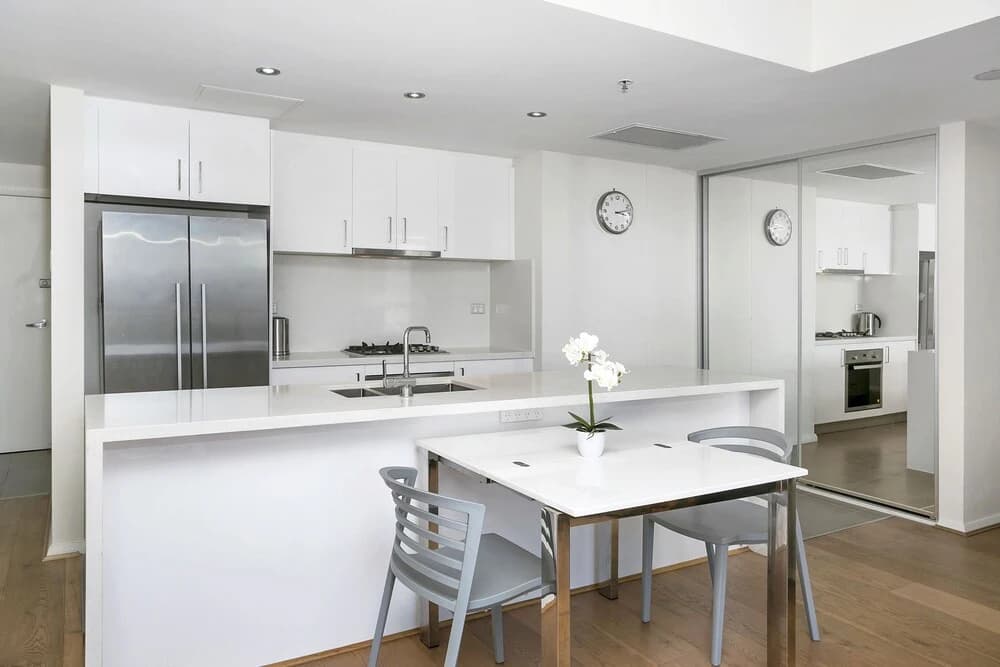 Bright Open Plan Spacious Two Bdr Apt - SL001 - photo 7