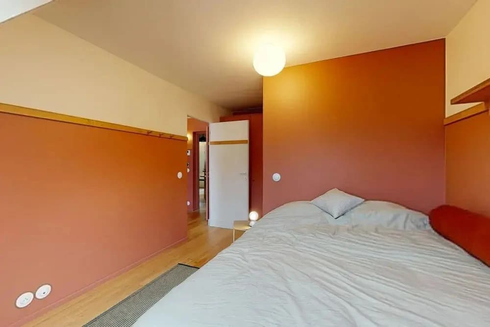 Charming 2-bed Flat w Shared Spaces - photo 6