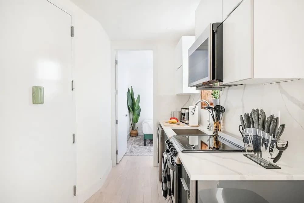 48-3fe 2BR Prime Midtown West - photo 11