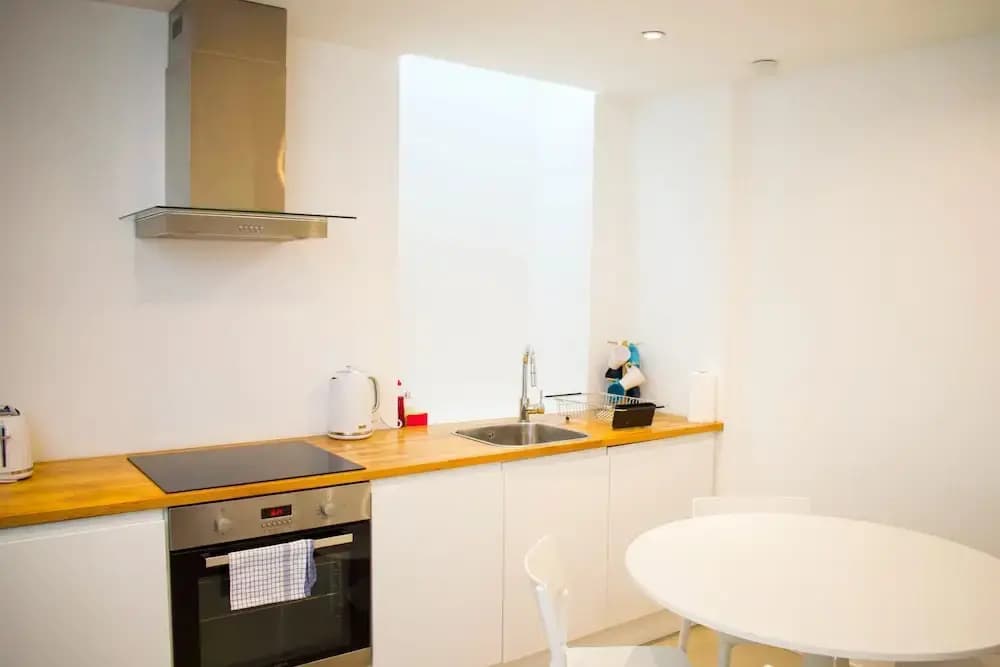 Bright And Modern 2 Bedroom Flat - photo 11