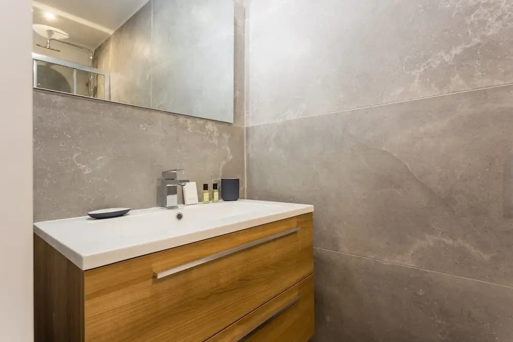 Elegant Apartment - 2bd/6p - Hotel de Ville - photo 6