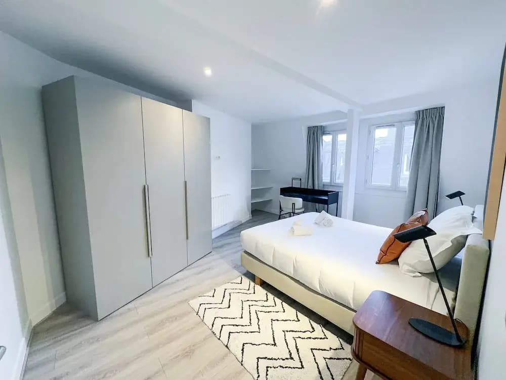 Copernic Right Luminous 2BR Apartment in Paris - photo 6