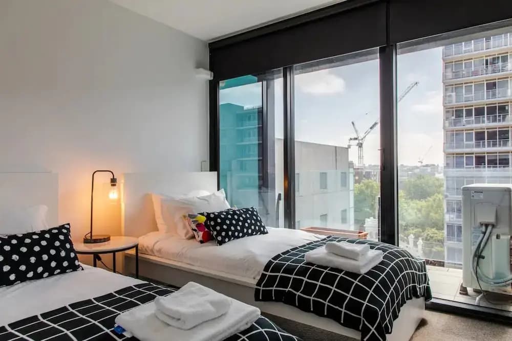 Bright 2 Bedroom Apartment With Rooftop Pool - photo 1