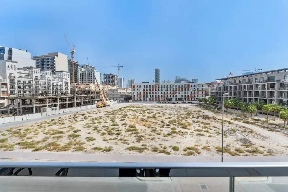 Waves - Stylish 1BR in JVC with Balcony & Pool - photo 13
