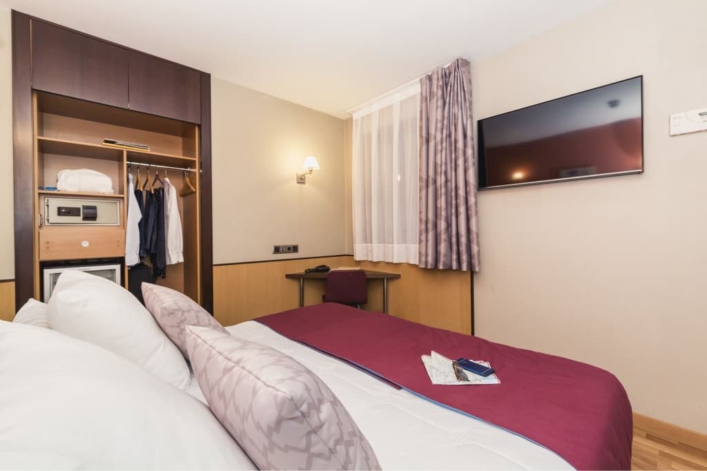 Ronda Lesseps Hotel  - photo 34