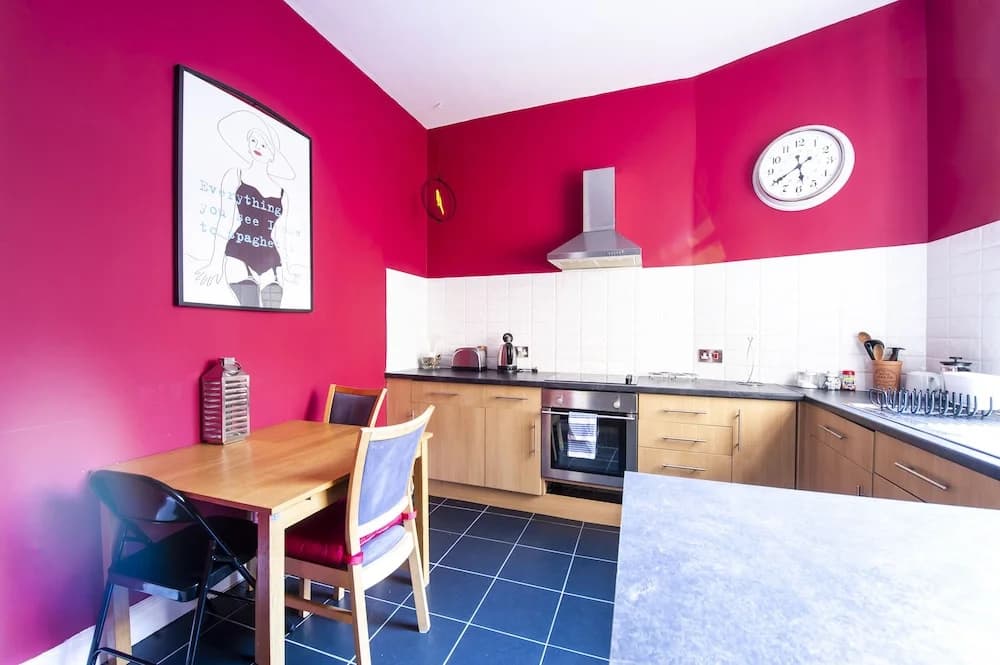 JOIVY Great Location! - Charming Apt by Edinburgh Castle - photo 12