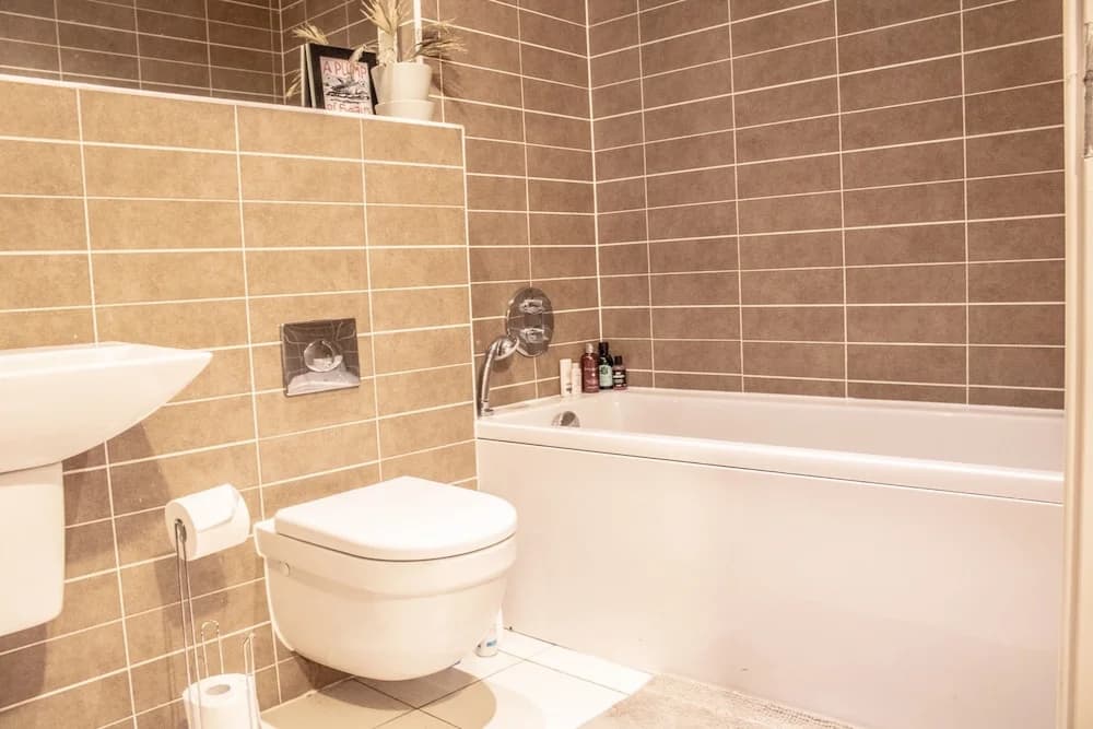 2 Bedroom 2 Bathroom Flat - photo 9