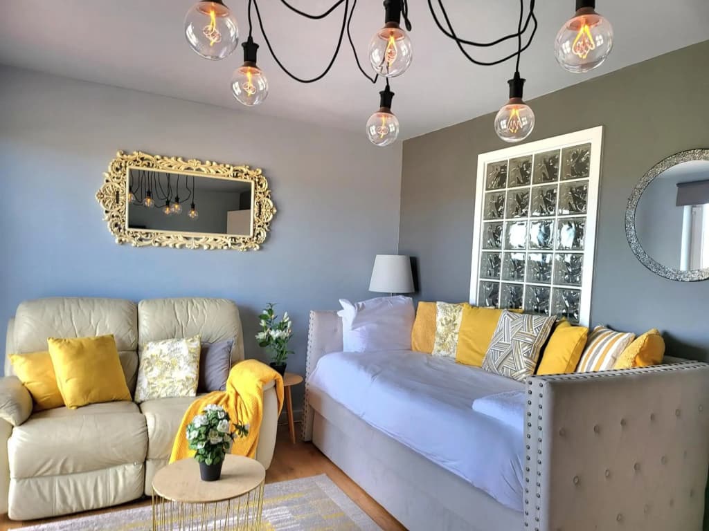 4 Separate Beds, Sleeps 6, Beautiful 2 bed Apt - photo 1