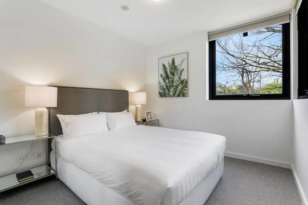 Modern 2-bed Ivanhoe Unit With Parking - photo 4