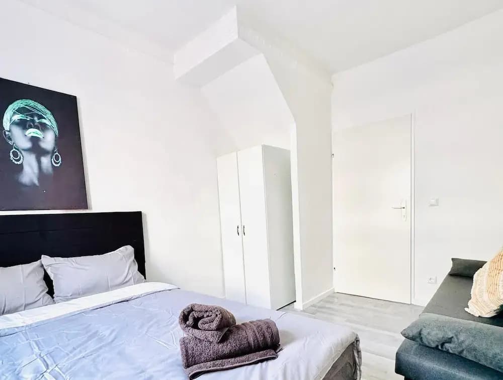 Affordable 4BR Apt Walk to FAC Platz - photo 1