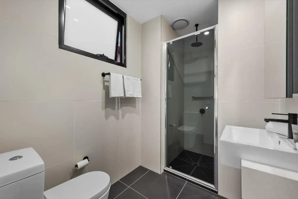 StayCentral Northcote Townhouse With Study - photo 8