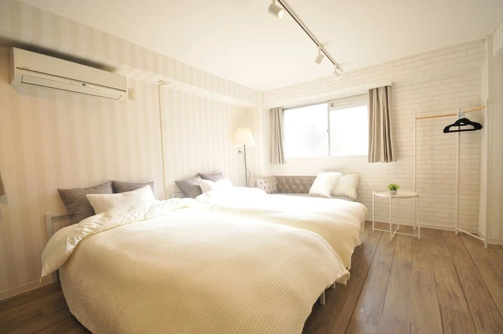 Designer's Room 302 - main photo