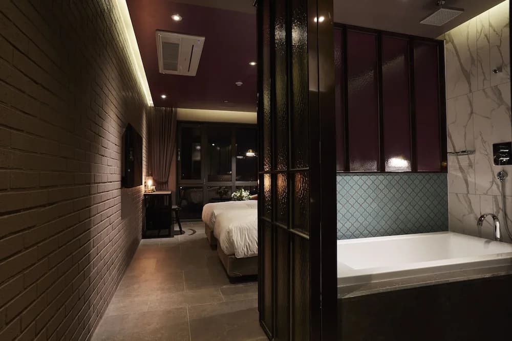 Nine Brick Hotel - photo 13