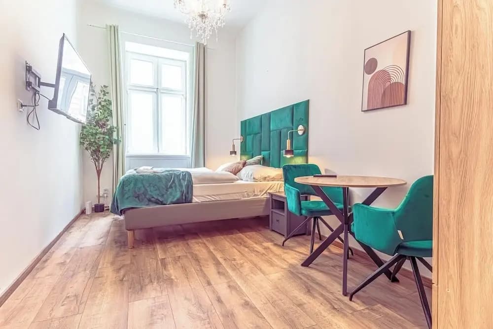 Cozy 1BR Apartment in Prime Location - photo 2
