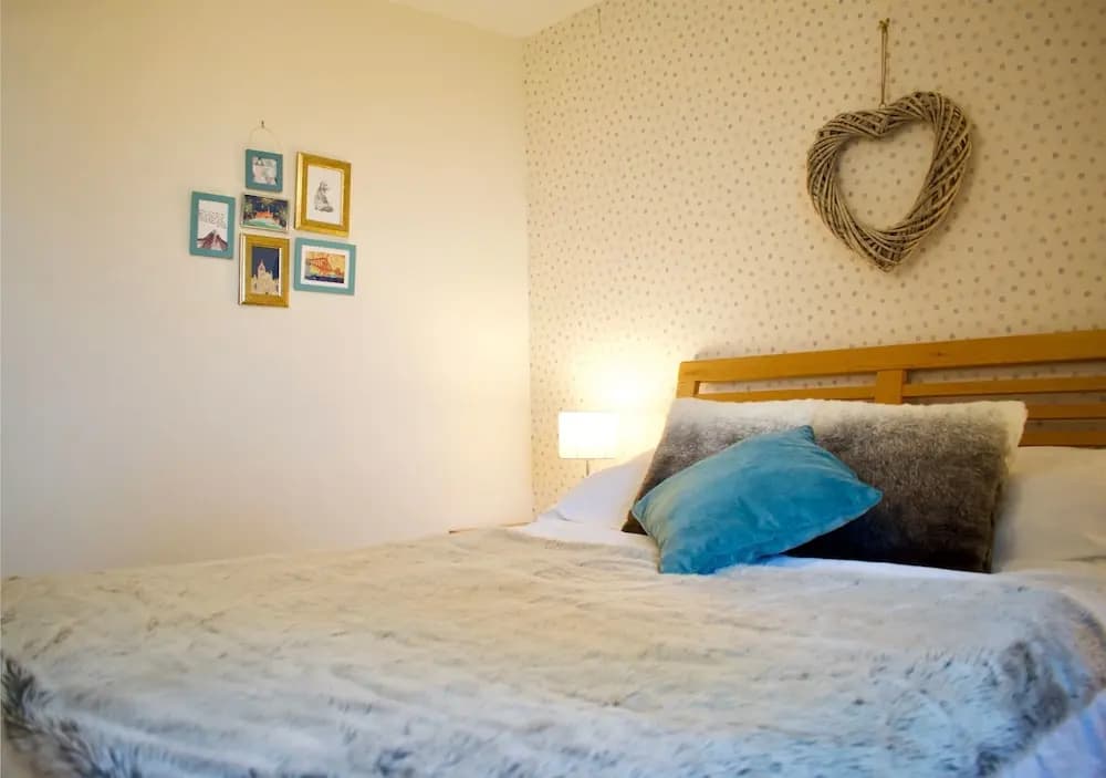 Modern 2 Bedroom Ground Floor Flat with Parking - photo 2