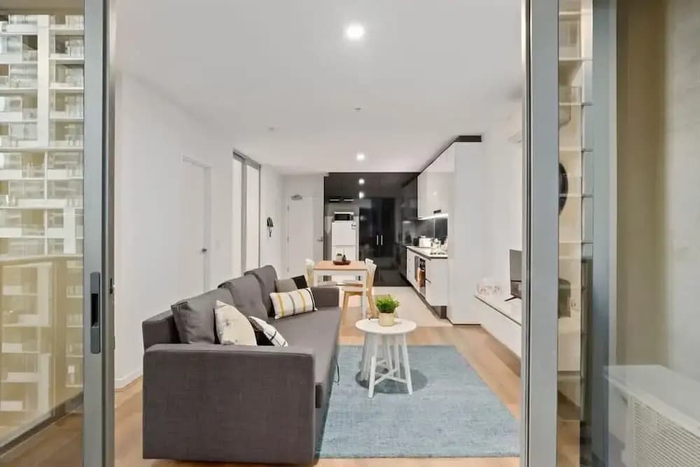 Cozy & Charming 2BR Stay, Free Parking - photo 2