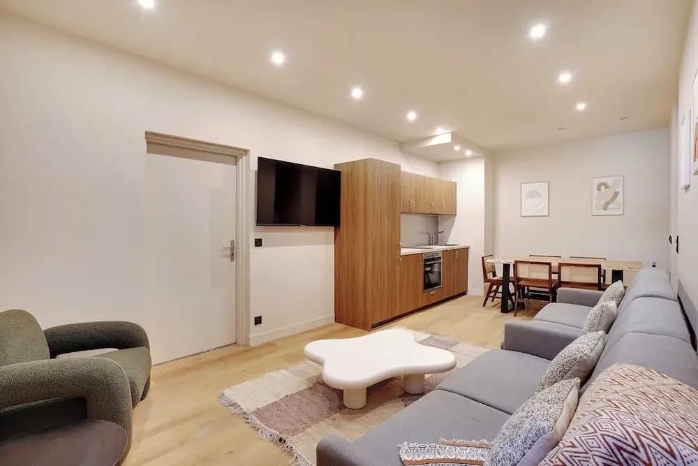 Spacious Apartment - 2BR/10P - Place D'Italia - photo 10