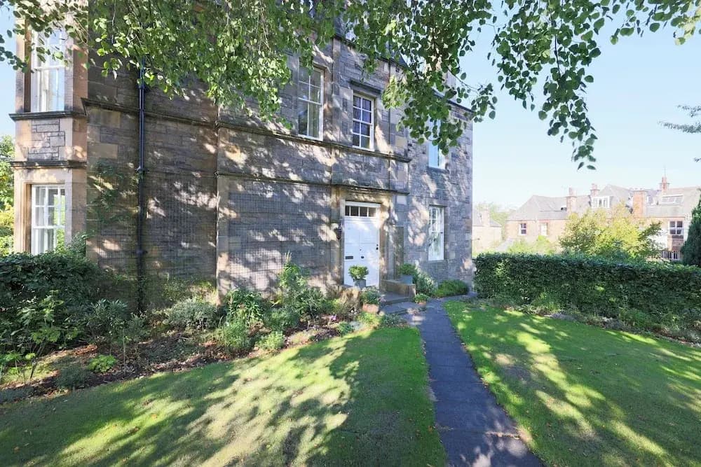 Delightful 3-bed Flat with Parking - photo 18