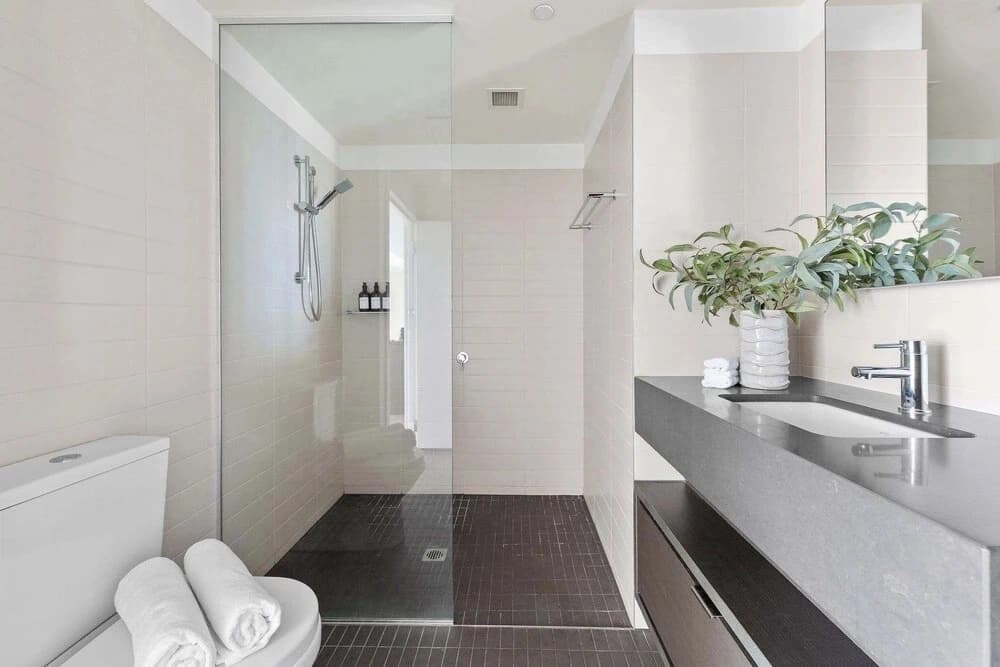 Harbour View 2BR Docklands Apt Near Marvel Stadium - photo 9