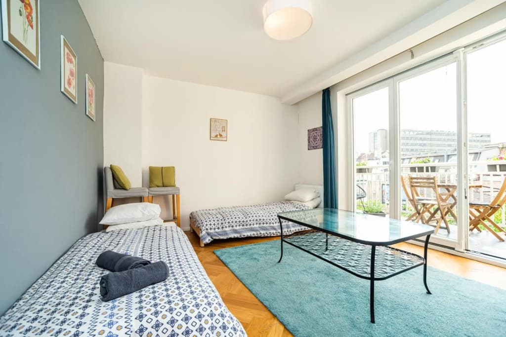 Central, Spacious, Modern 5 Bedrm duplex w/Balcony - photo 1
