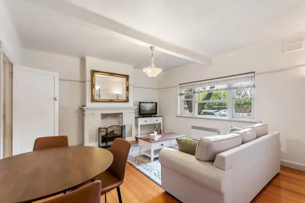 Charming 2-bed Apartment With Fireplace & Parking - photo 6