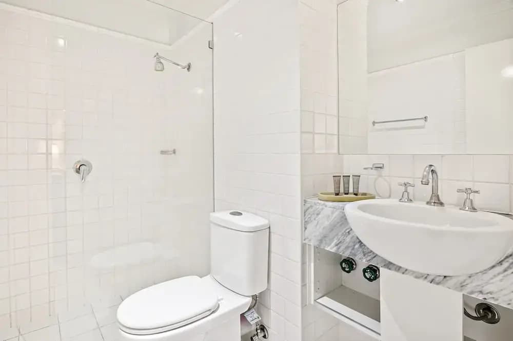 1-bed Apartment in Central Melbourne - photo 6