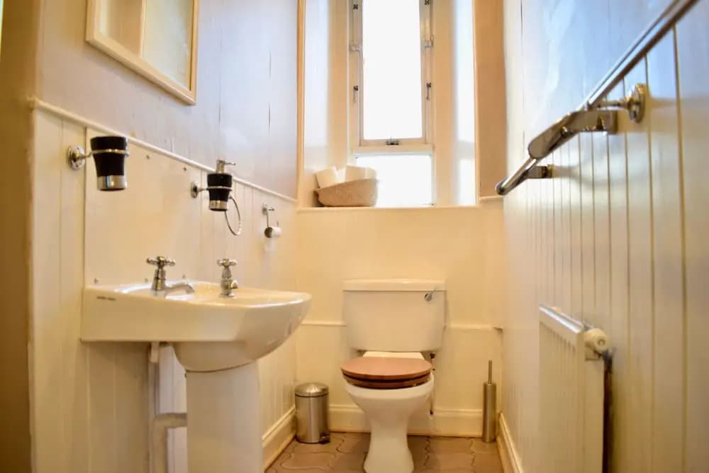 2 Bedroom Traditional Edinburgh Flat - photo 9
