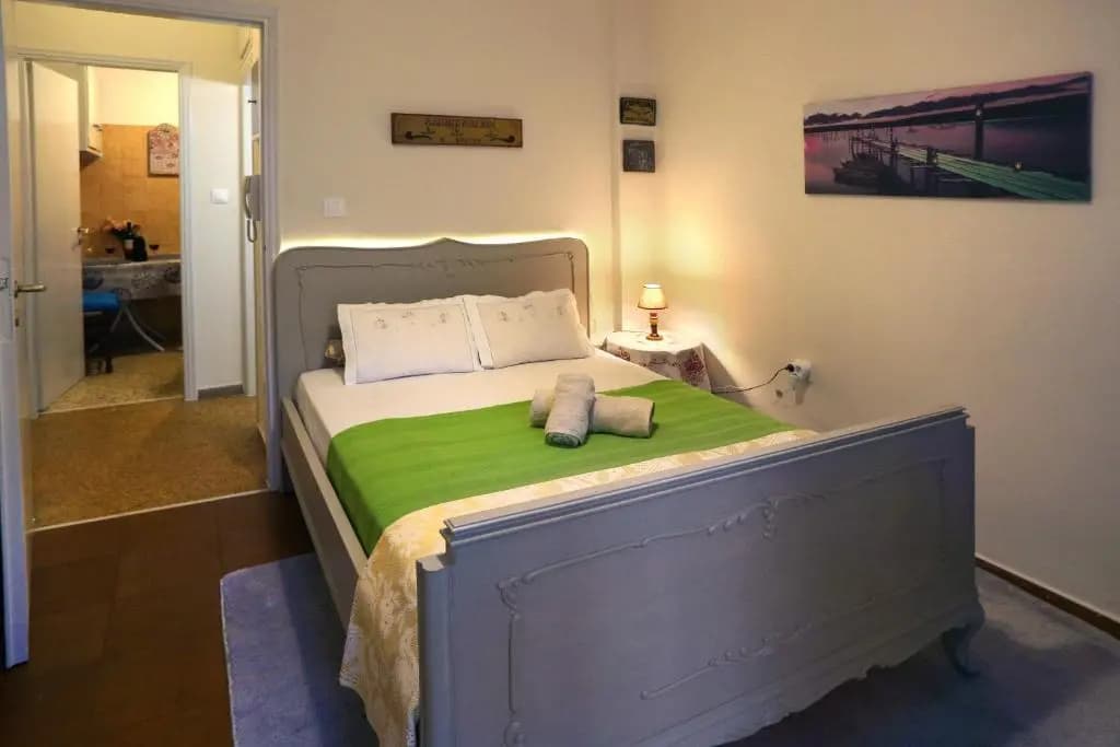 Aristotle's studio apartment - photo 5