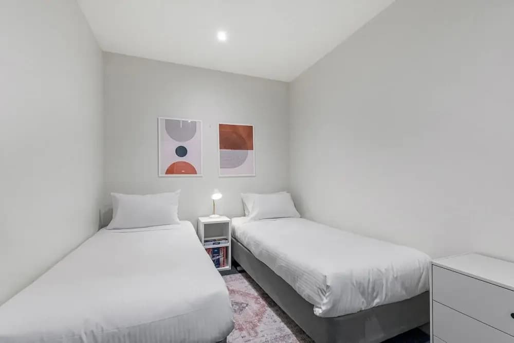 Sophisticated CBD 2-bed Apartment by Yarra River - photo 2