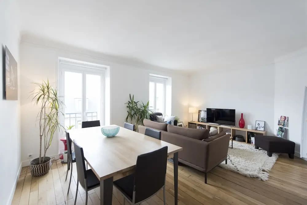 Contemporary near Arc de Triomphe - photo 4