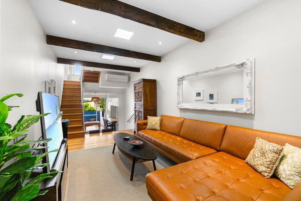 Elegant 1-bed With Study by Balmain Wharf - photo 2